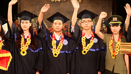 Hanoi honra a los titulados universitarios excelentes en 2014